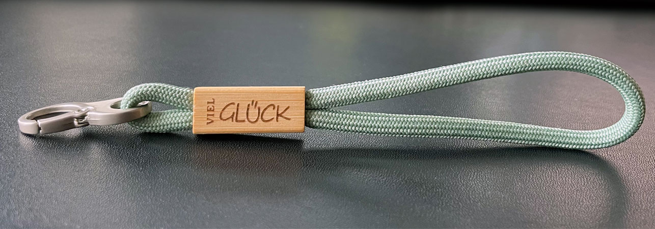 Short cord lanyards